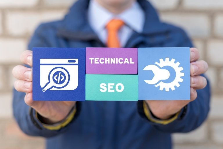 Kafelki z napisem Technical SEO w dłoniach