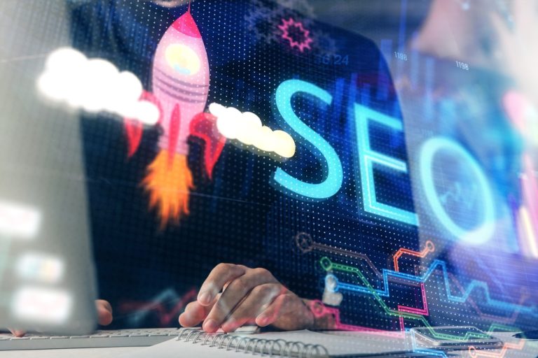 Neonowy napis SEO z rakietą – szybkość strony