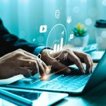 Laptop z hologramem wykresów i statystyk