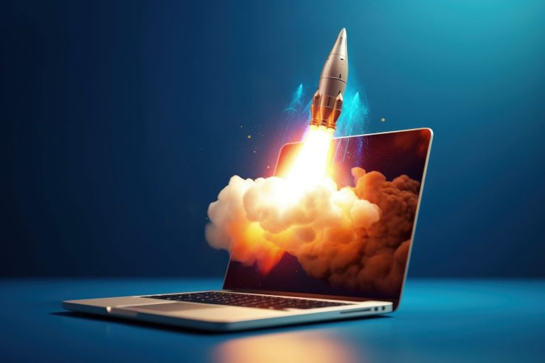 Rakieta wylatująca z ekranu laptopa – start nowej strony
