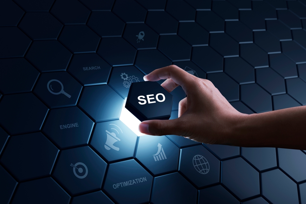 Dłoń trzymająca kostkę z napisem SEO